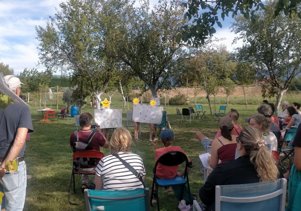 Atelier Construisons un havre de paix - présentation oeuvre artistique par les enfants. 